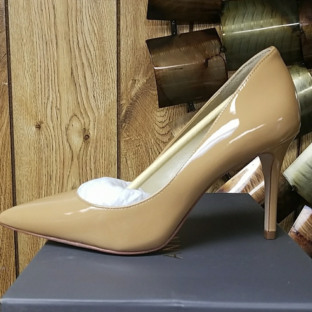 ANN TAYLOR- MILA PATENT PUMP